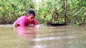 184K views · 1.8K reactions | A simple way to find pure gold nuggets.. Description : A simple way to find pure gold nuggets. Our way of searching for gold in small rivers is using traditional methods and using simple equipment but the results are extraordinary Follow. #goldpanning #goldprospecting #goldmining #goldhunting #treasurehunt #panningforgold #trqditionalgoldmining #dapatmasbanyak #goldmine #mininggold #gemstone #golddiamond | Ihsan Gold Hunter | Facebook