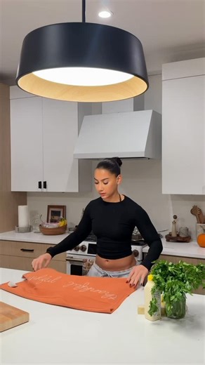 Analis Cruz on Instagram: "Creamy garlic shrimp recipe below❤️ Ingredients needed: - 1lb of shrimp - Fresh garlic - Butter - Fresh parsley - Lemon - Heavy cream - Chili powder - Paprika powder - Cayenne powder - Parmesan cheese - Dried herbs (Italian seasoning, basil, oregano Recipe: - Heat pan with oil to about medium heat, fry shrimp, add salt & pepper to them - Once shrimp are pink, put them aside on a plate In the same pan add…. - 1tbs of butter - 3tbs of minced garlic - 1tps of chili powder