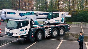 【#XCMGproduct】The world's first 5G remote control is successfully applied on the XCMG XCA60E! With no one in the driving room nor at the operation site, the XCA60E piled 10 oil drums under the remote control from the XCMG all-terrain crane production base. All the data was collected by the digital terminal and transmitted via 5G network with a latency within 20 milliseconds. The boundless connectivity of 5G ensured the real-time collection, monitor and analysis of the data so that the operation 