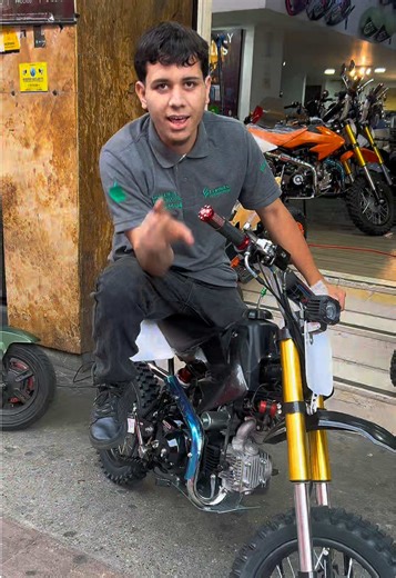 ¡DOMINA EL FUTURO DE LA CIUDAD! ⚡️🏙️ La espera terminó. La MINI MOTO YZ 110 ha llegado a las calles de Medellín con un diseño compacto pero una potencia que no conoce límites. Rompe la rutina con el estilo único que solo Golden Apple Store y Evobike te pueden entregar. 🦾✨ 🔥 ¿Estás listo para liberar tu espíritu aventurero? ✅ Motor 110cc de alto rendimiento. ✅ Diseño exclusivo y aerodinámico. ✅ Respaldo técnico oficial. 📍 Encuéntranos en nuestra sede La Ceiba: Carrera 47 # 52 - 31 Edificio La