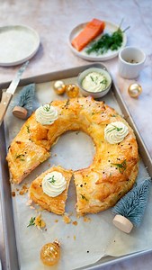 Kijk dit heerlijke (en feestelijke) kerst-hoofdgerecht om te delen 😍 Een krokante bladerdeegkrans met zalm en @monchou_official . ⠀⠀⠀⠀ Knapperig bladerdeeg gevuld met gebakken zalm en romige MonChou met citroen en dille. Dat is smullen! En daarbij een plaatje op de kersttafel en ook nog eens ook gemakkelijk om te maken. Win-win-win dus! ⠀⠀⠀⠀ Het recept van de bladerdeegkrans met zalm en MonChou vind je nu op brendakookt.nl. Type hieronder een (leuke ✨🎄🐠) zin met het woord ‘recept’ in de react