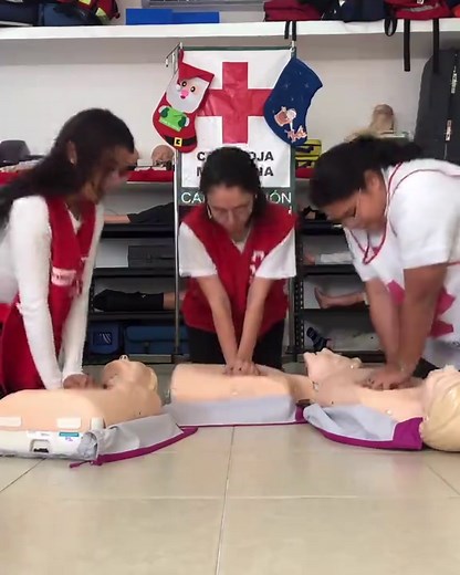 Aprender RCP puede salvar una vida ❤️⛑️ Acércate a tu Cruz Roja local y capacítate para actuar cuando más se necesita. #RCP #CruzRojaMexicana #SalvaVidas #PrimerosAuxilios #Prevención @cruzroja_mx @ifrc @juventudcancun