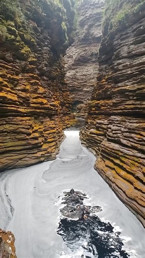 Os Lugares Incríveis do Brasil | Por Lucian Grillo on Instagram: "A Cachoeira do Buracão, localizada na Chapada Diamantina, é uma das mais impressionantes e exuberantes cachoeiras do Parque da Chapada Diamantina, na Bahia. Com 85 metros de altura, ela despenca em um cânion emoldurado por pedras folhadas. O acesso à cachoeira começa na cidade de Ibicoara, onde se inicia a trilha que leva até essa maravilha natural. O percurso é feito a pé pelas margens do Rio Espalhado e Cachoeira das Orquídeas,
