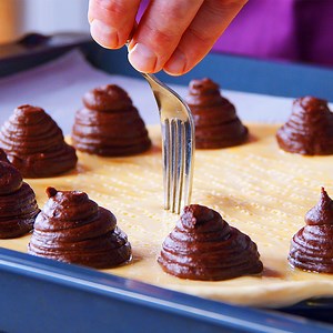 Satisfy your sweet tooth in a snap with this easy berries & cream puff pastry cake with chocolate puffs! 🍰🍫🧁 📌 RECIPE: https://bit.ly/48F5s1P | Scrumdiddlyumptious