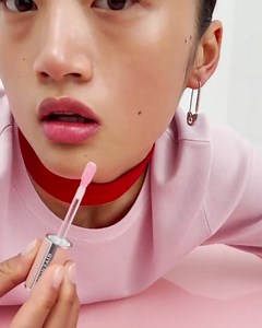 Un toque de brillo final con Rose Perfecto Liquid Balm. Disponible en SEPHORA - https://bit.ly/RosePerfectoSephora #givenchybeauty #makeup #roseperfecto | Givenchy Fragrances & Beauty