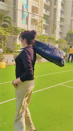 office me modling 😅#trendingreels #comedy #shortvideo #ekmotahathighumechala #officelife