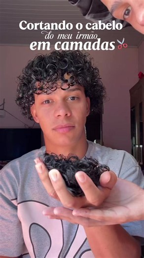 Corte em camadas para cabelo cacheado masculino