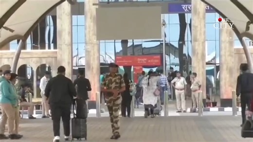 Surat #Airport Hits Milestone: Over 7,000 #International Passengers, Expands Routes Surat International Airport saw its international passenger count surpass 7,000 for the first time as Air India Express flights to #Dubai gained popularity. The airport is poised for further expansion, with potential future flights to Bangkok, Hong Kong, and #London enhancing its global connectivity. પહેલી વખત ઇન્ટરનેશનલ યાત્રીઓનો આંકડો 7 હજારને પાર સુરત ઈન્ટરનેશનલ એરપોર્ટ પરથી એર ઇન્ડિયા એક્સપ્રેસની શારજાહ બાદ દ