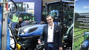 2.2K views · 25 reactions |  ¿Ya conoces el T4LP de New Holland? Este tractor está diseñado para terrenos complicados, con ejes más anchos que te dan estabilidad y capacidad de carga. Además, su bajo centro de gravedad y maniobrabilidad lo hacen ideal para las tareas más exigentes. Si buscas eficiencia sin sacrificar potencia, este es tu tractor.  #NewHolland #T4LP #Agricultura #FeriaSITEVI | New Holland Agriculture | Facebook
