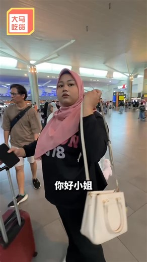 大马吃货 on Instagram: "没想到和陌生人的这趟雅加达之旅会这么精彩🤩 从搭乘露天观光巴士俯瞰城市风景、穿梭在热闹的市集与巴刹之间，到 café hopping 打卡，再大口品尝地道的印尼美食，每一个瞬间都充满氛围感，真的玩到不想回家😭 还有几个旅行小贴士一定要记好💡 记得提前填写入境卡、准备好 eSIM，机票、住宿和景点门票也能一次性在 TNG eWallet App 里搞定😏 在当地消费直接用 TNG eWallet 扫描 QRIS 付款，轻松无现金出行，没有隐藏费用，也不用再带着一堆现金到处走😍 📍National Monument 📍Open Top Tour Bus 📍Enchanting Valley 📍Pasaraya Blok M 📍Artirasa, Blok M 📍Thamrin City Mall 📍PIK By The Sea 📍HMNS, Grand Indonesia 📍Pagi Sore #TNGeWallet #PayNet #GOtravel #Indonesia #GoSIMless"