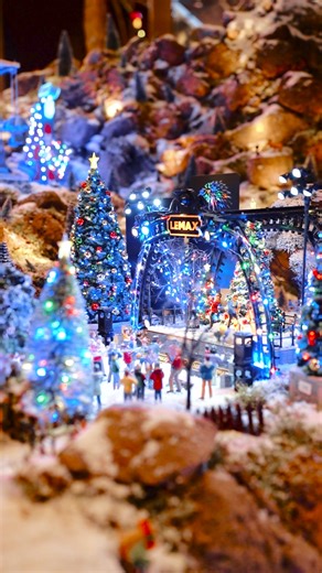 KERMIS MINIATUREN🎡✨ Breng de magie van de kermis naar huis! Geniet van de sprankelende sfeer vol lichtjes, attracties en gezelligheid. Van draaiende carrousels tot miniatuurkraampjes – elk detail maakt je miniatuurdorp helemaal compleet. 🌟 | Intratuin Duiven