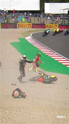 Race 1 at Donington had a DRAMATIC start! 🤯 | 2025 #UKWorldSBK 🇬🇧