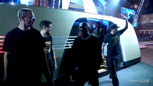 The Robovan. 🚍🚎🚐 📹Tesla | Space FrontPage