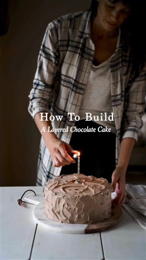 Learn how to build a classic 4 layered chocate cake with me! Get the full recipe and tips on the blog: www.bakingforfriends.com/classic-chocolate-cake/ #bakingforfriends #aliebakes #baking #chocolate #chocolatecake #howtobake #bakingtips #4layercake #bakefromscratch #baker #foodblogger #recipe #lindtchocolat