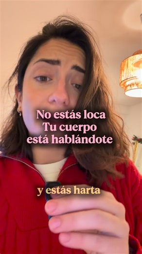 Dra Sara Marin Berbell on Instagram: "A las mujeres nos han dado mucha información, pero poca comprensión. Seguimos a mil cuentas. Leemos consejos contradictorios. Probamos cosas sueltas pero ya no sabemos qué hacer, os entiendo llevamos un lío todas ! ¿Os habéis sentido así? Pero nadie nos ha enseñado a escuchar nuestro cuerpo, ni a entender por qué vivimos inflamadas, cansadas y desreguladas. Y si estás leyendo esto pensando “soy yo”, este mensaje es para ti. Te hinchas. Tu digestión falla. Es