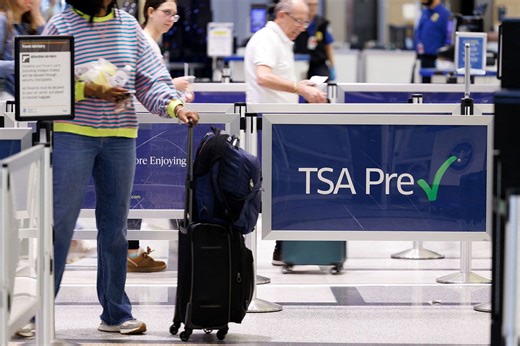 Flyers face hourslong lines as TSA agents quit amid first weekend without full pay - Local News 8