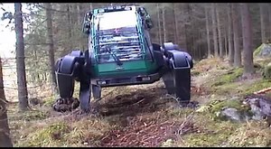 Innovation ist einer der Grundpfeiler bei John Deere. Über die Jahre sind viele Automatisierungen getestet worden – sogar eine laufende Forstmaschine! Gegenwärtige Neuerungen, wie IBC und TimberMatic Karten, helfen den Fahrern im Alltag. http://bit.ly/2HRVtwf | John Deere