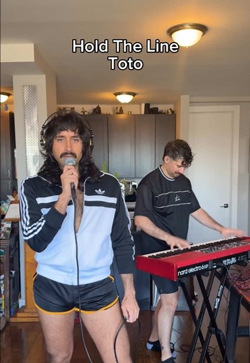 press number 1 in the comments if you’re holding the line waiting for a dream ✨☁️✨ #holdtheline #toto #vocals #synth #80smusic @totothemselves