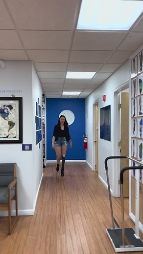 Walking/ running in heels is hard, but Maddy, a below-knee amputee, makes it look easy! 🦾🦿✨ ✔️3 in heels 👠 ✔️ balance ✔️ running #heels #running #prosthetic