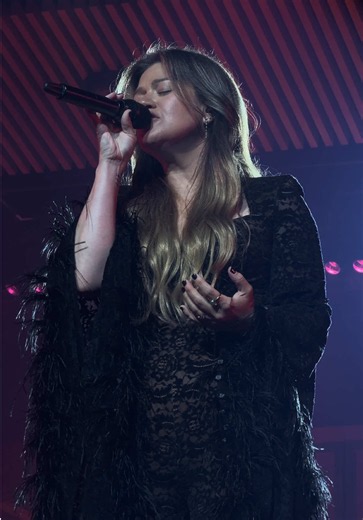 I’d Be Lying by @kellyclarkson at The Colosseum Theater in Las Vegas #KellyClarkson #StudioSessions #LasVegas #NewMusic