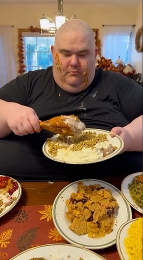 10 plates of thanksgiving food. ‪@KidBehindACamera‬