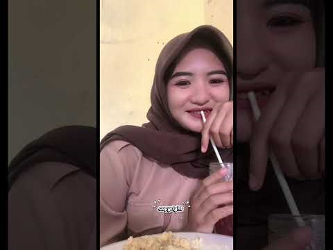 school break, eat first in the school canteen while chatting with friends