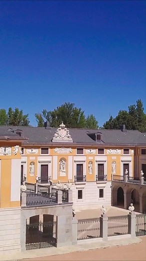No olvides que la Casa del Labrador en el Real Sitio de Aranjuez ha reabierto🙌 Este palacete supone la máxima expresión del refinado gusto Neoclásico. Lo hemos rehabilitado de forma integral y urgente, porque la inestabilidad del terreno en que había sido construido, sumado a los efectos de Filomena, habían provocado un serio deterioro🏗️ Ahora ha recuperado su esplendor original y la Casa del Labrador está lista para poder disfrutar de las exquisitas decoraciones de sus salas: desde el mobilia