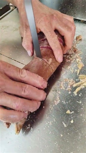 徽州老手藝鹹豬腳，精選農家土豬前腳，粗鹽揉搓入缸，山野日光自然風乾，表皮金黃油潤。搭配山野筍乾、黃豆慢燉，皮肉軟糯、筋道Q彈，臘香融進濃湯，一口是徽州老家的煙火滋味。 #徽州鹹豬腳