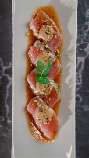 😋 Scopri una nuova salsa. La salsa sudachi è tipica in Giappone. Simile ma più intensa della ponzu, viene preparata con il succo dell'agrume Sudachi, un lime giapponese. Assaporala in abbinamento al tonno scottato guarnito con granella di pistacchio. #amysushiexperience #sudachi #japanesefood | Amy Sushi