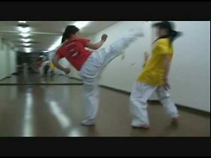 蹴り合い！女子高生 vs 女子高生！