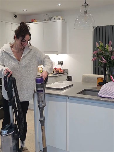 Does this make me a Vacuum cleaner 🤔... Shark if you watch this please allow us to remove the roller to clean the window of the floor cleaner on future models.. 🙏 #sharkvacuum #sharkclean #hooverclean