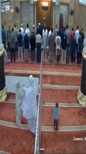 Two girls were playing and joking around in a mosque in Indonesia when a barrier collapsed, causing a disaster when it fell on a boy playing inside.Notice how they suddenly pretended to be praying and worshipping, then quickly finished and ran away!