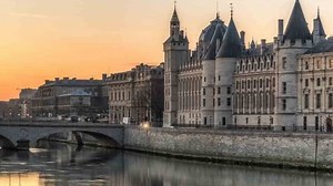 No coração de Paris, a Île de la Cité já abrigou um dos palácios mais majestosos da época medieval. Construído no início da Idade Média, deste grandioso palácio apenas perduram dois edifícios, a Sainte-Chapelle e a Conciergerie. ‘Estruturas Maravilhosas: A Paris Medieval’, quinta-feira, dia 24, pelas 20:35 em estreia na RTP2 | RTP2