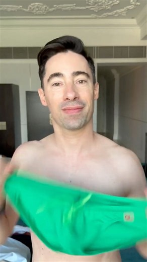 Nouveau slip de bain PetitQ à la piscine à Macao. Vous aimez la couleur ?