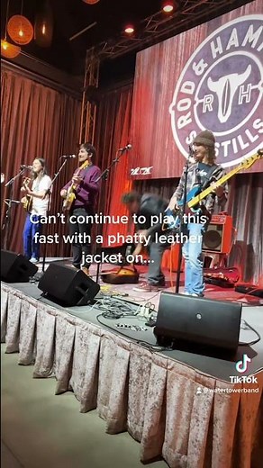 Is this the fastest living banjo player ?