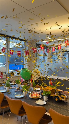 Zøllner on Instagram: "🎉 I dag er det Zøllners fødselsdag, hurra, hurra, hurraaaa! 🎉 Hos os bliver fødselsdage altid fejret med konfetti, og selvfølgelig skulle Zøllners fødselsdag ikke være en undtagelse 🇩🇰 For 19 år siden stiftede Karl Johan Zøllner virksomheden, og siden 2007 er vi vokset til en stærk entreprenørvirksomhed med over 175 medarbejdere og kompetencer inden for: banearbejde, infrastruktur, jordarbejde, klima og forsyning, kystsikring samt vandbygning – i både fag-, hoved- og t