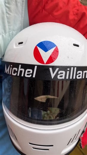🏎️ 3 raisons de lire Michel Vaillant Saison 2 🏎️ Eillam, illustrateur de Michel Vaillant Saison 2, vous donne trois raisons infaillibles de lire cette série ! Si vous n’avez pas encore lu le dernier tome, n’attendez plus et foncez en librairie 🤩 ➡ Dernier album paru en librairie : “Michel Vaillant” - Saison 2, tome 14 “Remparts” de Marc Bourgne, @denislapiere et @eillam_bd 👉 Vaillante est dans la tourmente... Car pour sauver la marque mythique du krach financier, Françoise a décidé de stoppe