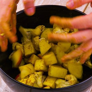 342K views · 1.8K reactions | Cerdo al horno con relleno de manzana: una receta rica y abundante  En nuestro canal de YouTube encontrarás todos los pasos, ¡suscríbete y no te pierdas ninguna de nuestras recetas!: https://youtu.be/42g3PQq3ljI | Riquísimo | Facebook