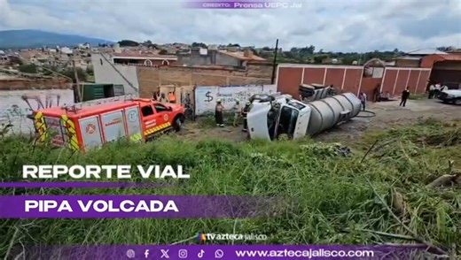 🔴#REPORTEVIAL | Una pipa de agua se quedó sin frenos, impactó contra un montículo de tierra y terminó volcando en los carriles laterales de Periférico al cruce con Av. Zapotlanejo, el chofer resultó ileso. | TV Azteca Jalisco