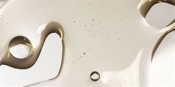 Ecco come esfoliare la pelle come un pro, con il peeling