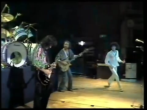 Nazareth 🤘🤘🤘Live at BBC TV 1977 Nazareth é uma banda de rock escocesa formada na cidade de Dunfermline em 1968 pelo vocalista Dan McCafferty, o guitarrista Manny Charlton, o baixista Pete Agnew e o baterista Darrell Sweet. A banda teve vários sucessos, entre eles a composição de Felice Bryant e Boudleaux Bryant, "Love Hurts", nos anos 1970. No dia 30 de Agosto de 2013, o vocalista Dan McCafferty descobre que sofre de uma doença pulmonar obstrutiva crônica e então decide se aposentar da carrei