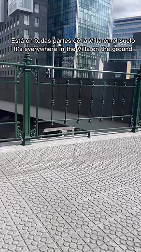 La famosa baldosa de Bilbao es un símbolo con más de 100 años de historia que además pertenece al patrimonio cultural de la Villa 🧐 ¡Hoy en día es todo un icono! Desde pastelerías que crean tartas en forma de baldosa, hasta tiendas con todo tipo de souvenirs de la baldosa para que te lleves un trocito de Bilbao 🙌 💙 Llevatela de la manera que más te guste, prometemos que no te va a pesar en la maleta 😉 𝐄𝐔| Bilboko baldosa ospetsua 100 urte baino gehiagoko historia duen sinboloa da, eta, gai