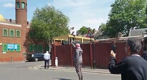 WATCH: The adhan for Friday prayers is broadcasted publicly by a London mosque (Leytonstone Masjid) for the first time since it was founded to give Muslims a spiritual boost during lockdown Ramadan https://arab.news/cxcj7 | Arab News