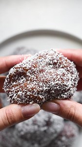 222K views · 2.9K reactions | Yoh! Koesisters 便 I’m sure there are many tweaks you tastebuds would like to make (like adding mashed potatoes) but the aunty I “knew” (on social media anyways) was the late Fatima Sydow Cooks and this was her recipe ️ Full recipe here: https://thebigtastybite.com/koesisters/ | The Big Tasty Bite | Facebook