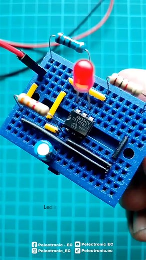 LED intermitente usando el optoacoplador 4N35. 👋🏼👷🏼 #electronics #protoboard #electricidad #electronica #circuitoelectronico #parati #electrician #electronicabasica #electrónicadigital #Pelectronic #electrónica #foryou #hobby #led #circuit #ingeniero