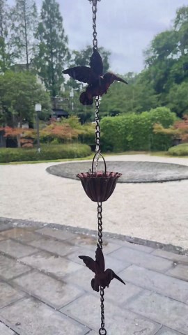 8.8ft Rain Chains for Gutters Outside, Rain Catcher Chain with 6 Metal Cups & Hummingbird Decor, Adjustable Hanging Rain Hutter Chain Downspout Substitute for Garden Drainage & Eaves