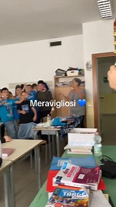 83K views · 2.2K reactions |  "1º agosto, data da segnare…"  In una scuola, dei bambini cantano l’inno del Napoli con la chitarra. Un momento semplice, ma che ti tocca il cuore. Questa è Napoli. Questo è amore.   Guarda il video, emozionati con noi. (Video TikTok LuPino) | CalcioNapoli1926.it | Facebook
