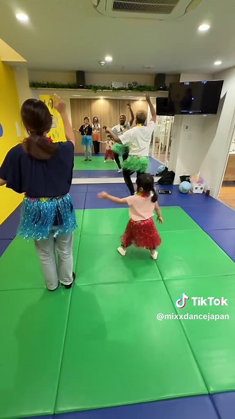 【5月のmiXxレッスンまとめ🌼】🌿 新しい季節、新しい仲間たちとスタートした5月のmiXx‼️ 今月もたくさんの「できた！」「わかった！」「たのしい！」が、教室のあちこちで花開きました✨ 🌺 英語タイムではポリネシアの自然をテーマに、花・雲・葉っぱ・石などにふれながら、言葉と世界の広がりを体験🌈 🎨 世界の文化に関してはポリネシアにある国をたくさん知って✨ 💃 ダンスタイムではリズムに乗って、思いきり体を動かしました！ 1才半~3才半クラスでは、ミステリーボックスにワクワクしたり、 小学生クラスでは「これ英語でなんて言うの？」と自分から聞いてくれたり、 子どもたちの好奇心と成長がぐんぐん育っています🌱 6月も、もっともっと“世界を感じる”レッスンをお届けしていきます🌍✨ いつも応援してくださっている保護者の皆さま、本当にありがとうございます！ #5月の記録 #月間まとめ #英語とダンス #アートと表現 #インターナショナル教育 #子どもの成長 #未就学児クラス #小学生クラス #グローバルな視点を育てる #ミステリーボックス #五感で学ぶ #遊びから学ぶ #ダンスクラ