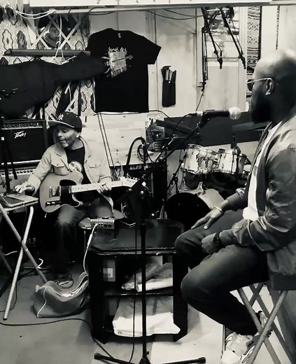 💡 Maman, ce n'est que ce matin que j'comprends bien-bien pourquoi cette chanson est ta préférée depuis longtemps... 😊🙏🏿🚀🚀🚀 En fait tout est parti de là... L'appel... ☀️🙏🏿🙏🏿🙏🏿 _________ Titre : Sawanité 🌊 Album : Kova Nova ⭐ Auteurs : Killamel x #AndyJemea 💯 Prod : A.N.G Année : 2012 (!!!) Label : Kov Rekordz 🎞️🎥 : septembre 2025 🚀 🎸 : #Indy © Kov Nation ⏳ | Killamel