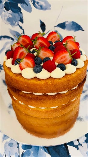 Here’s my 3 layer lemon cake! #foryou #trendingaudio #baking #lemon #decoration #fyp #tutorial